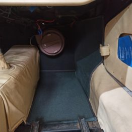 Remplacement de la moquette d'une Morgan 1973 par l'Atelier RC Sellerie - cave à pieds passager RC Sellerie