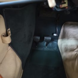 Remplacement de la moquette d'une Morgan 1973 par l'Atelier RC Sellerie - pédalier RC Sellerie