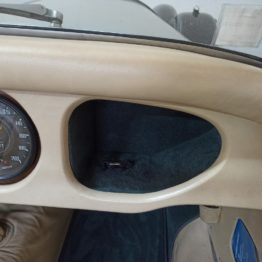 Remplacement de la moquette d'une Morgan 1973 par l'Atelier RC Sellerie - boîte à gants RC Sellerie