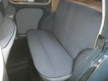 Réalisation d'une banquette arrière en tissu et simili-cuir d'une Renault 4CV de 1957 par l'Atelier RC Sellerie RC Sellerie