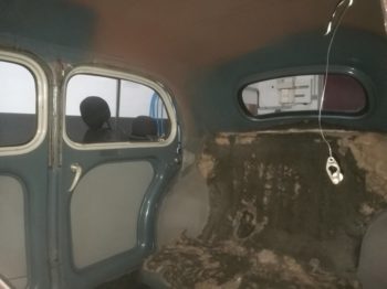 Dépose de l'ancien ciel de toit et de la sellerie d'une Renault 4CV par l'Atelier RC Sellerie RC Sellerie