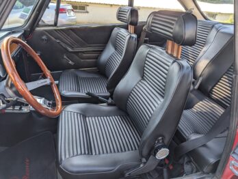 Rénovation complète d'un intérieur en simili-cuir sur un Coupé 2000 Bertone Alfa Romeo par RC Sellerie à Languenan RC Sellerie