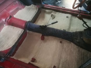 Remplacement des isolants phoniques sur un Coupé 2000 Bertone Alfa Romeo par RC Sellerie à Languenan RC Sellerie