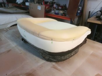 Rénovation de la mousse des assises avant d'une Lancia Flavia par RC Sellerie à Languenan RC Sellerie