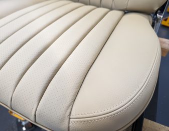 Réalisation d'une sellerie cuir perforée diamantée pour un Coupé SLC 450 de 1977 par RC Sellerie RC Sellerie