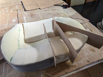 Travail et sculptage de la mousse de l'assise d'une lancia Fulvia Zagato par RC Sellerie RC Sellerie