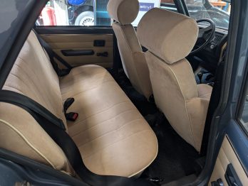 Réalisation d'une sellerie en velours côtelé avec changement des mousses sur Renault 5 GTL par RC Sellerie RC Sellerie