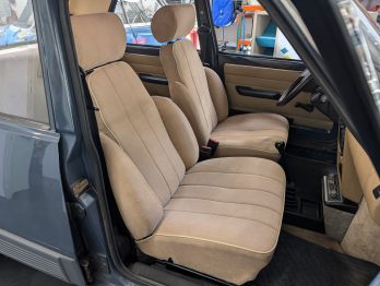 Réalisation d'une sellerie en velours côtelé avec changement des mousses sur Renault 5 GTL par RC Sellerie RC Sellerie