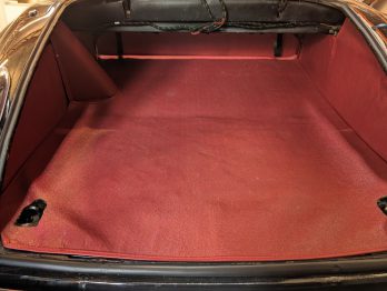 Habillage en Hardura du coffre arrière de cette Jaguar XK 150 FHC par RC Sellerie RC Sellerie