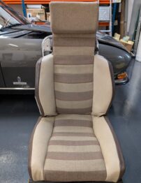 Renforcement de la mousse, remise en forme du tissu d'origine et remplacement du simili-cuir déchiré RC Sellerie