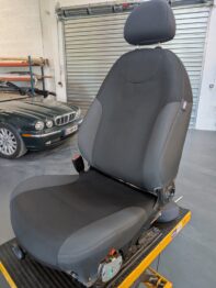 Réalisation d'une nouvelle coiffe en tissu pour ce siège rénové de Mini R52 chez RC Sellerie RC Sellerie