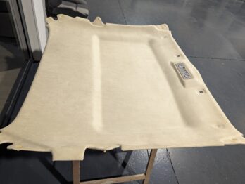 Réalisation d'un ciel de toit collé en Alcantara Ivoire sur Aston Martin DB7 par RC Sellerie RC Sellerie