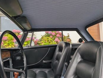 Réalisation du ciel de toit en Alcantara matelassé, collé, pour une Facel Vega III par RC Sellerie. RC Sellerie