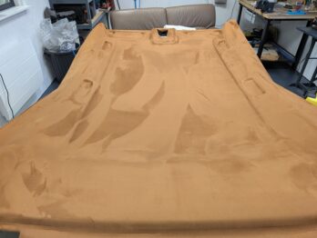 Encollage du support de ciel de toit d'un BMW X5 E70 par RC Sellerie RC Sellerie