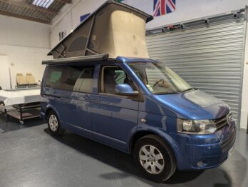 Remplacement du tissu de ciel de toit d'un Combi Volkswagen T5 California par RC Sellerie RC Sellerie
