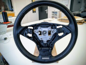 Gainage en cuir d'un volant d'une BMW série 6 - édition spéciale Individual avec cerclage en bois laqué noir par RC Sellerie RC Sellerie