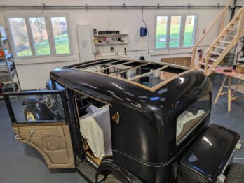 Dépose du toit en vinyle d'une Peugeot 201 par RC Sellerie RC Sellerie
