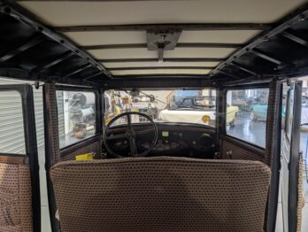 Repose du cadre de toit d'une Peugeot 201 par RC Sellerie RC Sellerie